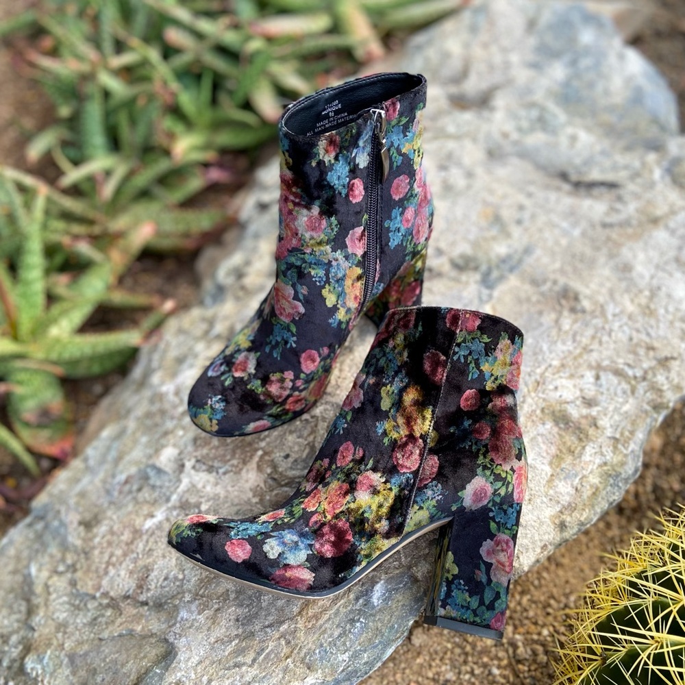 Velvet Black Floral Ankle Boots ⭐️ So Pretty - Picture 9 of 11